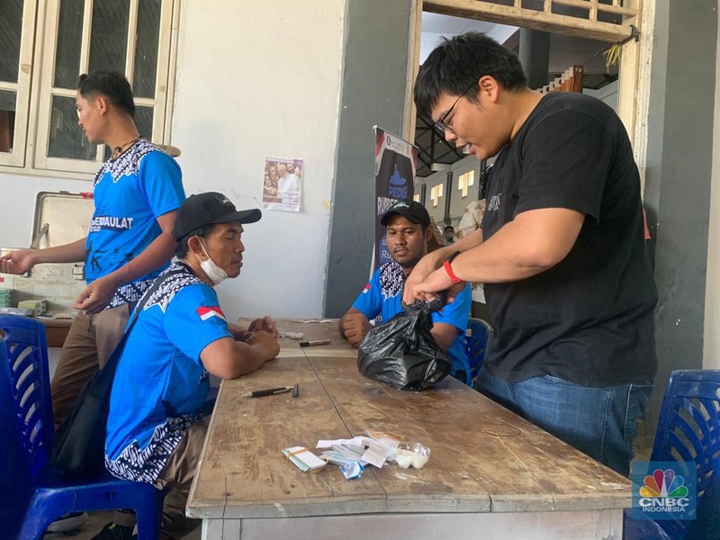 Penukaran uang baru yang difasilitasi tim ekspedisi rupiah berdaulat Bank Indonesia (BI) di Dobo, Kabupaten Kepulauan Aru, Maluku. Penukaran uang baru yang difasilitasi tim ekspedisi rupiah berdaulat Bank Indonesia (BI) di Dobo, Kabupaten Kepulauan Aru, Maluku. (CNBC Indonesia/Maikel Jefriando)