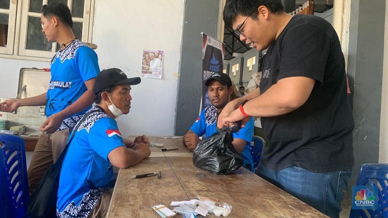 Penukaran uang baru yang difasilitasi tim ekspedisi rupiah berdaulat Bank Indonesia (BI) di Dobo, Kabupaten Kepulauan Aru, Maluku. (CNBC Indonesia/Maikel Jefriando)