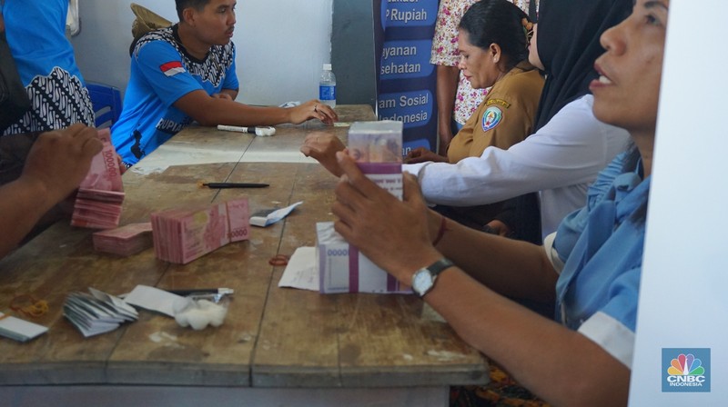 Penukaran uang baru yang difasilitasi tim ekspedisi rupiah berdaulat Bank Indonesia (BI) di Dobo, Kabupaten Kepulauan Aru, Maluku. Penukaran uang baru yang difasilitasi tim ekspedisi rupiah berdaulat Bank Indonesia (BI) di Dobo, Kabupaten Kepulauan Aru, Maluku. (CNBC Indonesia/Maikel Jefriando)