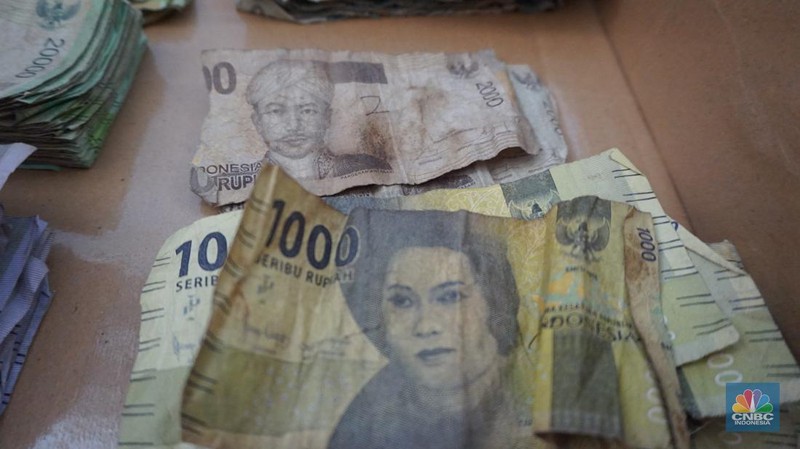 Penukaran uang baru yang difasilitasi tim ekspedisi rupiah berdaulat Bank Indonesia (BI) di Dobo, Kabupaten Kepulauan Aru, Maluku. (CNBC Indonesia/Maikel Jefriando)