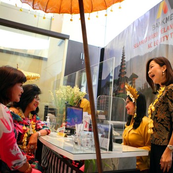 Direksi Bank Mega Sapa Nasabah di Hari Pelanggan Nasional