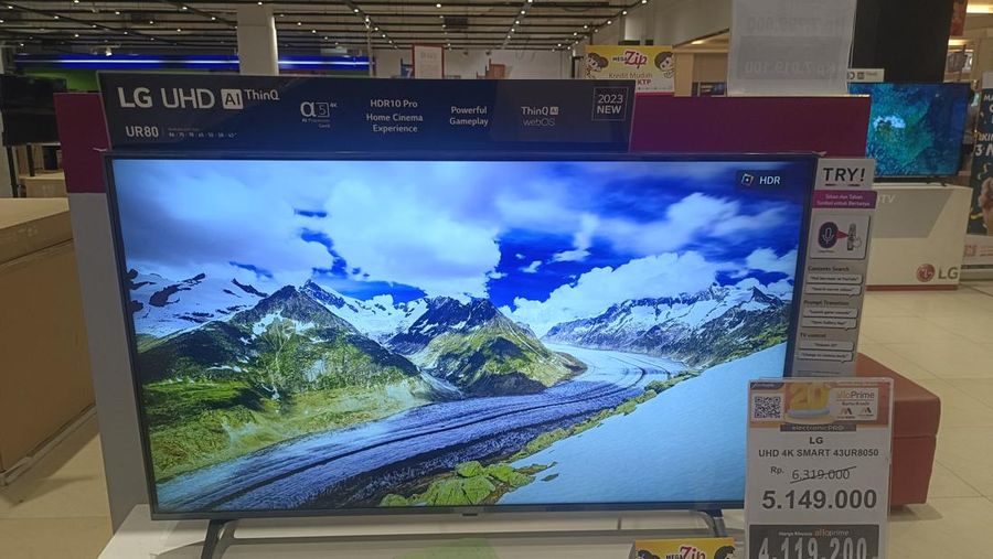 Jelita, pengunjung Transmart Cempaka Putih Jakarta Pusat menjadi salah satu yang tertarik memboyong produk elektronik TV LED merek LG 43