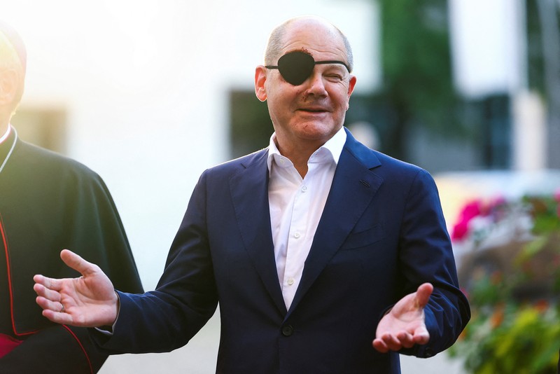 Kanselir Jerman Olaf Scholz mengenakan penutup mata saat penampilan resmi pertamanya menyusul cedera joging di Berlin, Jerman, 4 September 2023. (REUTERS/Lisi Niesner)