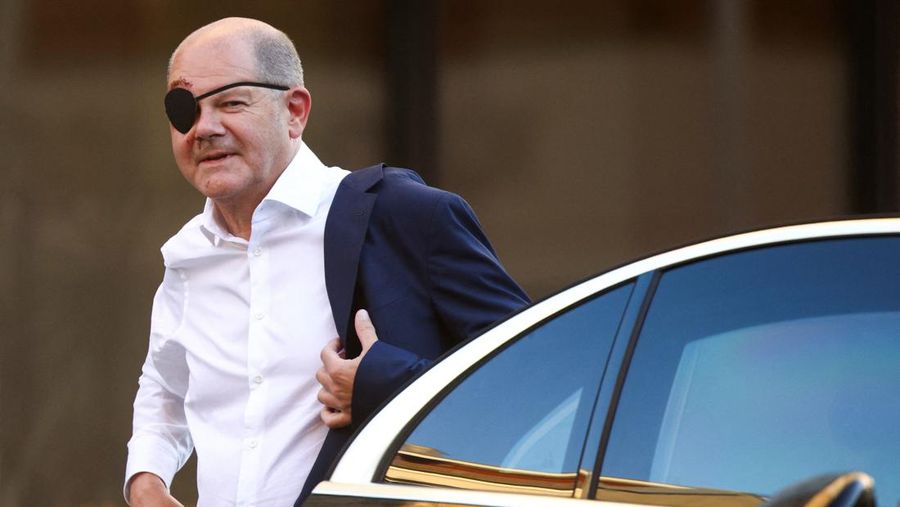 Kanselir Jerman Olaf Scholz mengenakan penutup mata saat penampilan resmi pertamanya menyusul cedera joging di Berlin, Jerman, 4 September 2023. (REUTERS/Lisi Niesner)