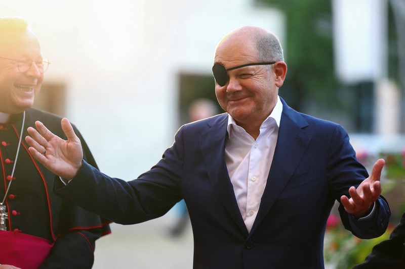 Kanselir Jerman Olaf Scholz mengenakan penutup mata saat penampilan resmi pertamanya menyusul cedera joging di Berlin, Jerman, 4 September 2023. Kanselir Jerman Olaf Scholz mengenakan penutup mata saat penampilan resmi pertamanya menyusul cedera joging di Berlin, Jerman, 4 September 2023. (REUTERS/Lisi Niesner)