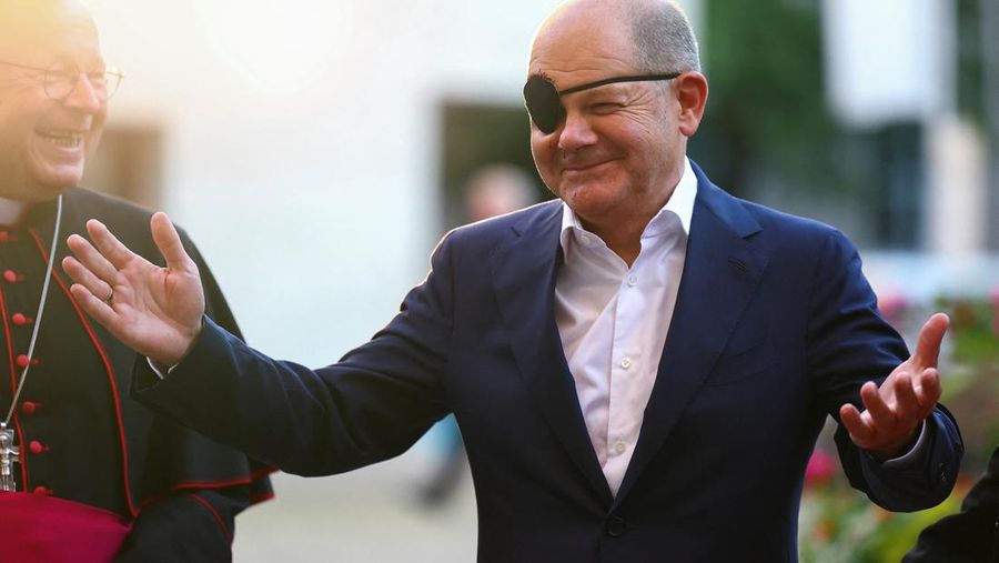 Kanselir Jerman Olaf Scholz mengenakan penutup mata saat penampilan resmi pertamanya menyusul cedera joging di Berlin, Jerman, 4 September 2023. (REUTERS/Lisi Niesner)