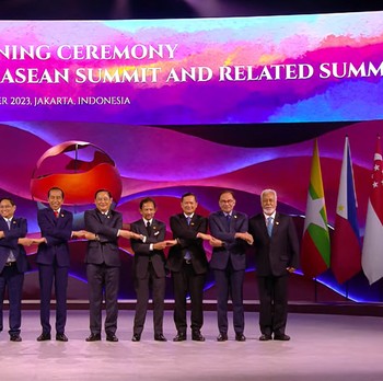 Potret Mesra Pemimpin ASEAN Gandengan di Pembukaan KTT