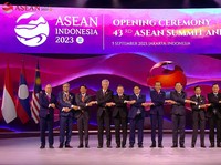 Potret Mesra Pemimpin ASEAN Gandengan di Pembukaan KTT