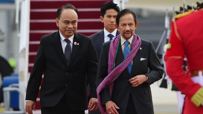 Pesawat yang membawa Sultan Brunei Darussalam Hassanal Bolkiah tiba di Terminal VVIP Bandara Soekarno Hatta, Banten, Senin (4/9/2023). Media Center KTT ASEAN 2023/Raisan Al Farisi/aww.