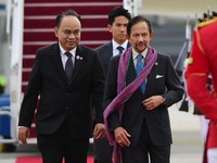 Potret Raja Brunei Datang ke KTT ASEAN, Bawa Pangeran Tampan