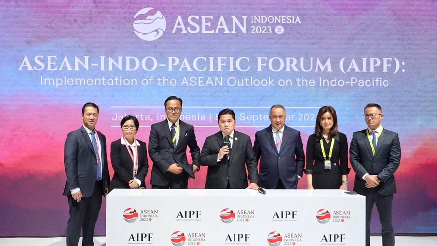 Menteri BUMN Erick Thohir (tengah) dan Jajaran Direksi BUMN dalam ASEAN Indo-Pacific Forum, Jakarta, Selasa (5/9).