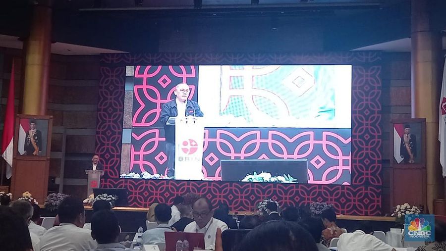 Menteri Pendayagunaan Aparatur Negara dan Reformasi Birokrasi Abdullah Azwar Anas dalam acara Town Hall Meeting Transformasi Riset dan Inovasi Menuju Indonesia Emas 2045 di Kantor BRIN, Selasa (5/9/2023). (CNBC Indonesia/Arrijal Rachman)