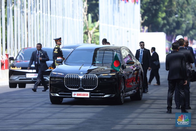 Mobil Listrik KTT ASEAN Sejumlah kendaraan Perdana Menteri tiba di lokasi pembukaan KTT-43 ASEAN di Jakarta Convention Center (JCC), Jakarta, Selasa (5/9/2023). (CNBC Indonesia/Tri Susilo)
