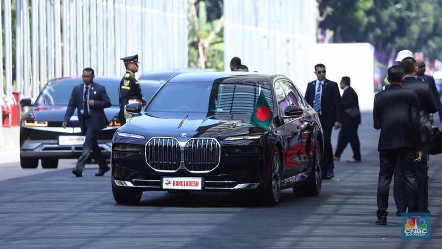 Sejumlah kendaraan Perdana Menteri tiba di lokasi pembukaan KTT-43 ASEAN di Jakarta Convention Center (JCC), Jakarta, Selasa (5/9/2023). (CNBC Indonesia/Tri Susilo)