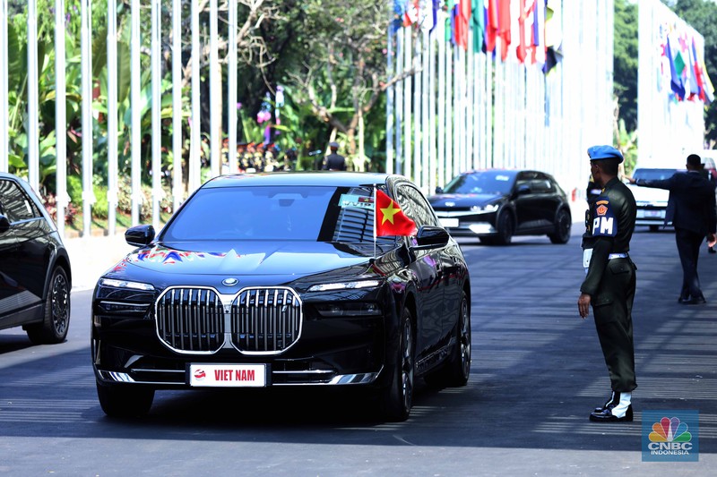 Mobil Listrik KTT ASEAN Sejumlah kendaraan Perdana Menteri tiba di lokasi pembukaan KTT-43 ASEAN di Jakarta Convention Center (JCC), Jakarta, Selasa (5/9/2023). (CNBC Indonesia/Tri Susilo)