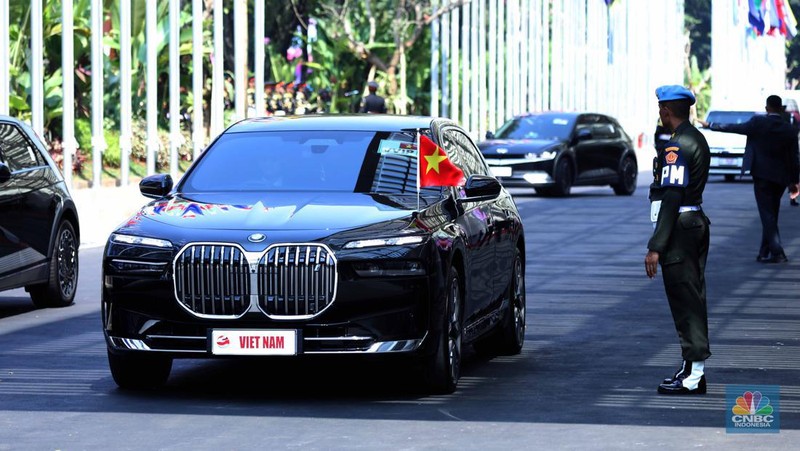 Sejumlah kendaraan Perdana Menteri tiba di lokasi pembukaan KTT-43 ASEAN di Jakarta Convention Center (JCC), Jakarta, Selasa (5/9/2023). (CNBC Indonesia/Tri Susilo)