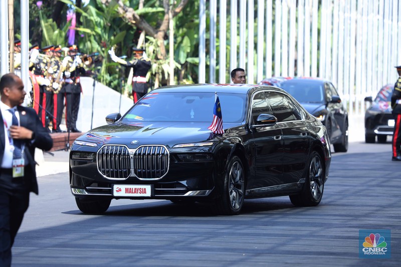 Mobil Listrik KTT ASEAN Sejumlah kendaraan Perdana Menteri tiba di lokasi pembukaan KTT-43 ASEAN di Jakarta Convention Center (JCC), Jakarta, Selasa (5/9/2023). (CNBC Indonesia/Tri Susilo)