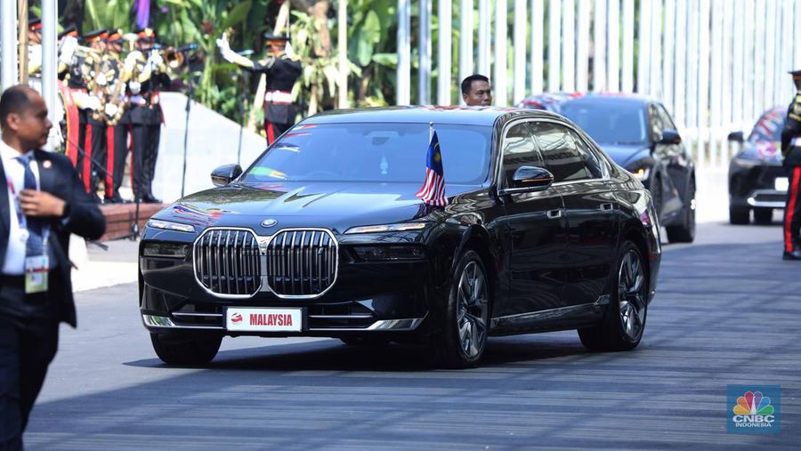 Sejumlah kendaraan Perdana Menteri tiba di lokasi pembukaan KTT-43 ASEAN di Jakarta Convention Center (JCC), Jakarta, Selasa (5/9/2023). (CNBC Indonesia/Tri Susilo)