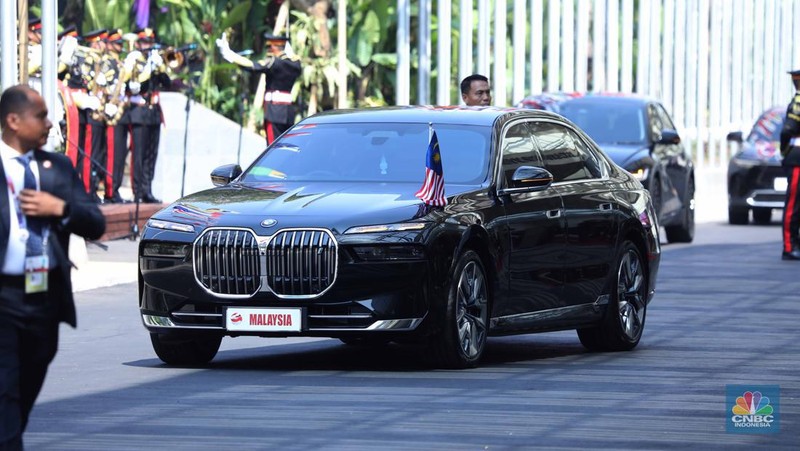 Sejumlah kendaraan Perdana Menteri tiba di lokasi pembukaan KTT-43 ASEAN di Jakarta Convention Center (JCC), Jakarta, Selasa (5/9/2023). (CNBC Indonesia/Tri Susilo)