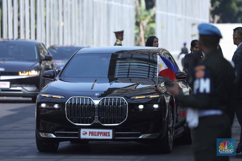 Mobil Listrik KTT ASEAN Sejumlah kendaraan Perdana Menteri tiba di lokasi pembukaan KTT-43 ASEAN di Jakarta Convention Center (JCC), Jakarta, Selasa (5/9/2023). (CNBC Indonesia/Tri Susilo)