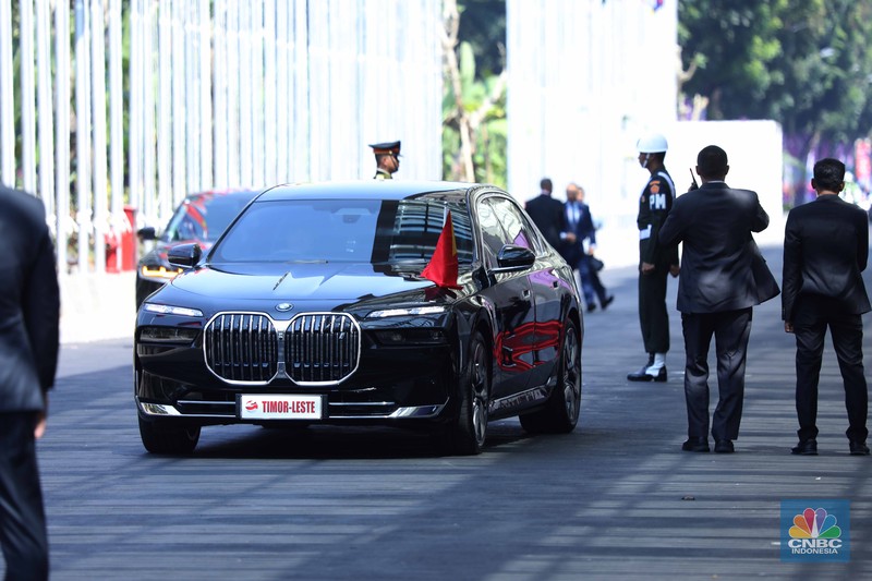 Mobil Listrik KTT ASEAN Sejumlah kendaraan Perdana Menteri tiba di lokasi pembukaan KTT-43 ASEAN di Jakarta Convention Center (JCC), Jakarta, Selasa (5/9/2023). (CNBC Indonesia/Tri Susilo)