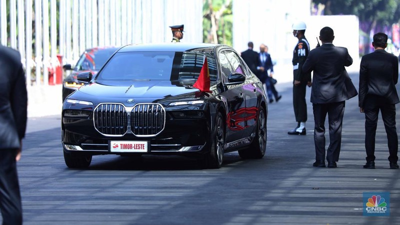 Sejumlah kendaraan Perdana Menteri tiba di lokasi pembukaan KTT-43 ASEAN di Jakarta Convention Center (JCC), Jakarta, Selasa (5/9/2023). (CNBC Indonesia/Tri Susilo)