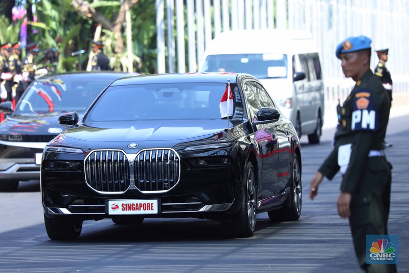 Mobil Listrik KTT ASEAN Sejumlah kendaraan Perdana Menteri tiba di lokasi pembukaan KTT-43 ASEAN di Jakarta Convention Center (JCC), Jakarta, Selasa (5/9/2023). (CNBC Indonesia/Tri Susilo)