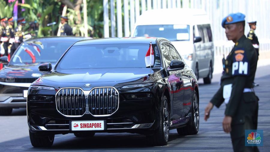 Sejumlah kendaraan Perdana Menteri tiba di lokasi pembukaan KTT-43 ASEAN di Jakarta Convention Center (JCC), Jakarta, Selasa (5/9/2023). (CNBC Indonesia/Tri Susilo)