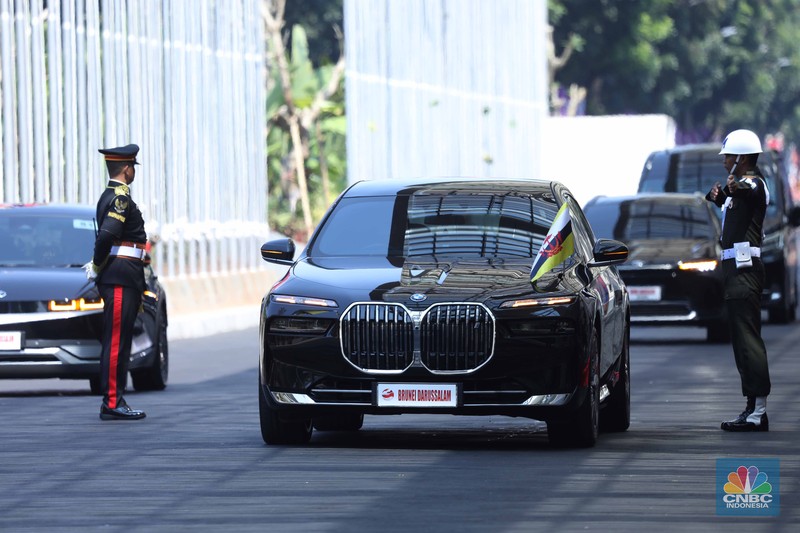 Mobil Listrik KTT ASEAN Sejumlah kendaraan Perdana Menteri tiba di lokasi pembukaan KTT-43 ASEAN di Jakarta Convention Center (JCC), Jakarta, Selasa (5/9/2023). (CNBC Indonesia/Tri Susilo)