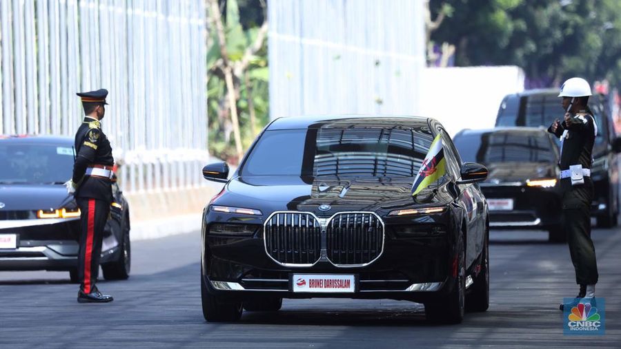 Sejumlah kendaraan Perdana Menteri tiba di lokasi pembukaan KTT-43 ASEAN di Jakarta Convention Center (JCC), Jakarta, Selasa (5/9/2023). (CNBC Indonesia/Tri Susilo)