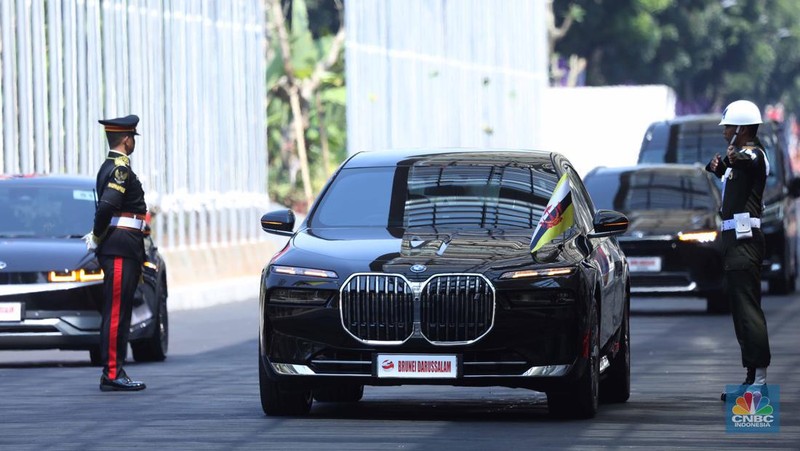 Sejumlah kendaraan Perdana Menteri tiba di lokasi pembukaan KTT-43 ASEAN di Jakarta Convention Center (JCC), Jakarta, Selasa (5/9/2023). (CNBC Indonesia/Tri Susilo)