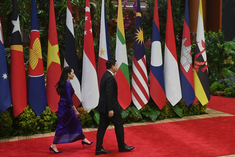 The President of Indonesia Joko Widodo and First Lady Iriana Joko Widodo welcome the arrival of the Prime Minister of Lao PDR Sonexay Siphandone and his wife Vandala Siphandone  at the 43rd ASEAN Summit venue, Jakarta Convention Center, Jakarta, Tuesday (5/9/2023). Media Center of The ASEAN Summit 2023/Aditya Pradana Putra/pras/mifta. *** Local Caption *** Presiden RI Joko Widodo bersama Ibu Negara Iriana Joko Widodo menyambut kedatangan Perdana Menteri Laos Sonexay Siphandone dan Istri Vandala Siphandone di lokasi pembukaan KTT ke-43 ASEAN di Jakarta Convention Center, Jakarta, Selasa (5/9/2023). Media Center KTT ASEAN 2023/Aditya Pradana Putra/pras.
