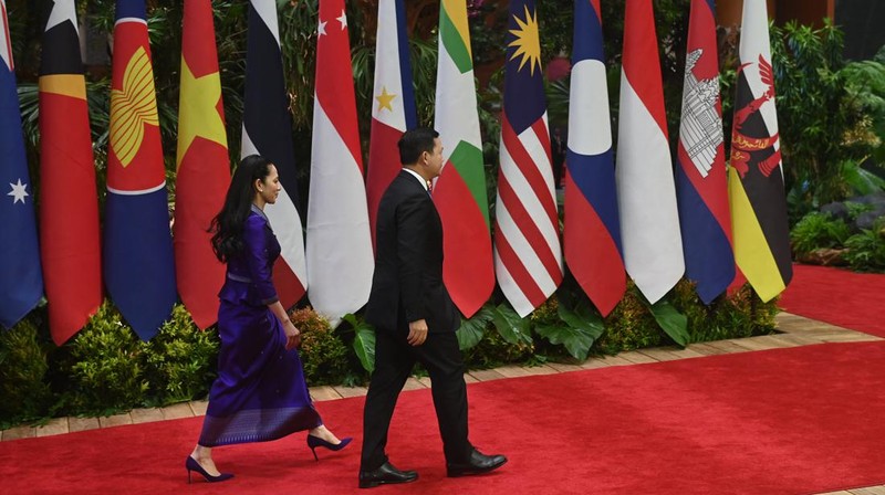 The President of Indonesia Joko Widodo and First Lady Iriana Joko Widodo welcome the arrival of the Prime Minister of Lao PDR Sonexay Siphandone and his wife Vandala Siphandone  at the 43rd ASEAN Summit venue, Jakarta Convention Center, Jakarta, Tuesday (5/9/2023). Media Center of The ASEAN Summit 2023/Aditya Pradana Putra/pras/mifta. *** Local Caption *** Presiden RI Joko Widodo bersama Ibu Negara Iriana Joko Widodo menyambut kedatangan Perdana Menteri Laos Sonexay Siphandone dan Istri Vandala Siphandone di lokasi pembukaan KTT ke-43 ASEAN di Jakarta Convention Center, Jakarta, Selasa (5/9/2023). Media Center KTT ASEAN 2023/Aditya Pradana Putra/pras.