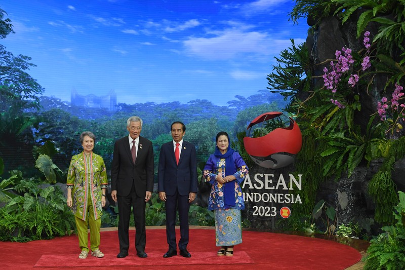The President of Indonesia Joko Widodo and First Lady Iriana Joko Widodo welcome the arrival of the Prime Minister of Lao PDR Sonexay Siphandone and his wife Vandala Siphandone  at the 43rd ASEAN Summit venue, Jakarta Convention Center, Jakarta, Tuesday (5/9/2023). Media Center of The ASEAN Summit 2023/Aditya Pradana Putra/pras/mifta. *** Local Caption *** Presiden RI Joko Widodo bersama Ibu Negara Iriana Joko Widodo menyambut kedatangan Perdana Menteri Laos Sonexay Siphandone dan Istri Vandala Siphandone di lokasi pembukaan KTT ke-43 ASEAN di Jakarta Convention Center, Jakarta, Selasa (5/9/2023). Media Center KTT ASEAN 2023/Aditya Pradana Putra/pras.
