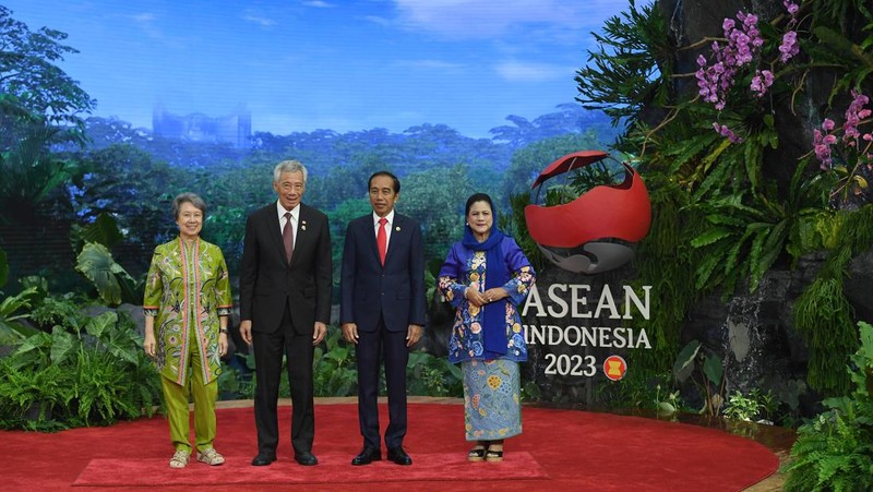 The President of Indonesia Joko Widodo and First Lady Iriana Joko Widodo welcome the arrival of the Prime Minister of Lao PDR Sonexay Siphandone and his wife Vandala Siphandone  at the 43rd ASEAN Summit venue, Jakarta Convention Center, Jakarta, Tuesday (5/9/2023). Media Center of The ASEAN Summit 2023/Aditya Pradana Putra/pras/mifta. *** Local Caption *** Presiden RI Joko Widodo bersama Ibu Negara Iriana Joko Widodo menyambut kedatangan Perdana Menteri Laos Sonexay Siphandone dan Istri Vandala Siphandone di lokasi pembukaan KTT ke-43 ASEAN di Jakarta Convention Center, Jakarta, Selasa (5/9/2023). Media Center KTT ASEAN 2023/Aditya Pradana Putra/pras.