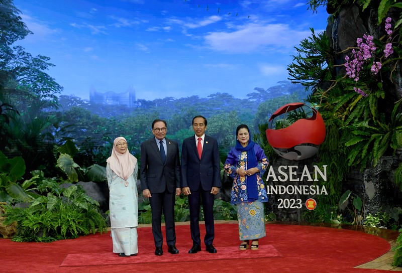The President of Indonesia Joko Widodo and First Lady Iriana Joko Widodo welcome the arrival of the Prime Minister of Lao PDR Sonexay Siphandone and his wife Vandala Siphandone  at the 43rd ASEAN Summit venue, Jakarta Convention Center, Jakarta, Tuesday (5/9/2023). Media Center of The ASEAN Summit 2023/Aditya Pradana Putra/pras/mifta. *** Local Caption *** Presiden RI Joko Widodo bersama Ibu Negara Iriana Joko Widodo menyambut kedatangan Perdana Menteri Laos Sonexay Siphandone dan Istri Vandala Siphandone di lokasi pembukaan KTT ke-43 ASEAN di Jakarta Convention Center, Jakarta, Selasa (5/9/2023). Media Center KTT ASEAN 2023/Aditya Pradana Putra/pras.