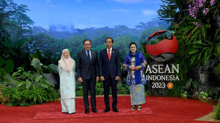 The President of Indonesia Joko Widodo and First Lady Iriana Joko Widodo welcome the arrival of the Prime Minister of Lao PDR Sonexay Siphandone and his wife Vandala Siphandone  at the 43rd ASEAN Summit venue, Jakarta Convention Center, Jakarta, Tuesday (5/9/2023). Media Center of The ASEAN Summit 2023/Aditya Pradana Putra/pras/mifta. *** Local Caption *** Presiden RI Joko Widodo bersama Ibu Negara Iriana Joko Widodo menyambut kedatangan Perdana Menteri Laos Sonexay Siphandone dan Istri Vandala Siphandone di lokasi pembukaan KTT ke-43 ASEAN di Jakarta Convention Center, Jakarta, Selasa (5/9/2023). Media Center KTT ASEAN 2023/Aditya Pradana Putra/pras.