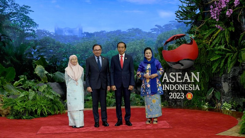 The President of Indonesia Joko Widodo and First Lady Iriana Joko Widodo welcome the arrival of the Prime Minister of Lao PDR Sonexay Siphandone and his wife Vandala Siphandone  at the 43rd ASEAN Summit venue, Jakarta Convention Center, Jakarta, Tuesday (5/9/2023). Media Center of The ASEAN Summit 2023/Aditya Pradana Putra/pras/mifta. *** Local Caption *** Presiden RI Joko Widodo bersama Ibu Negara Iriana Joko Widodo menyambut kedatangan Perdana Menteri Laos Sonexay Siphandone dan Istri Vandala Siphandone di lokasi pembukaan KTT ke-43 ASEAN di Jakarta Convention Center, Jakarta, Selasa (5/9/2023). Media Center KTT ASEAN 2023/Aditya Pradana Putra/pras.