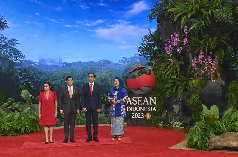 The President of Indonesia Joko Widodo and First Lady Iriana Joko Widodo welcome the arrival of the Prime Minister of Lao PDR Sonexay Siphandone and his wife Vandala Siphandone  at the 43rd ASEAN Summit venue, Jakarta Convention Center, Jakarta, Tuesday (5/9/2023). Media Center of The ASEAN Summit 2023/Aditya Pradana Putra/pras/mifta. *** Local Caption *** Presiden RI Joko Widodo bersama Ibu Negara Iriana Joko Widodo menyambut kedatangan Perdana Menteri Laos Sonexay Siphandone dan Istri Vandala Siphandone di lokasi pembukaan KTT ke-43 ASEAN di Jakarta Convention Center, Jakarta, Selasa (5/9/2023). Media Center KTT ASEAN 2023/Aditya Pradana Putra/pras.