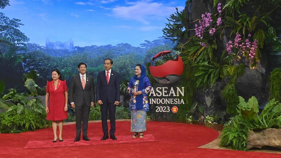 The President of Indonesia Joko Widodo and First Lady Iriana Joko Widodo welcome the arrival of the Prime Minister of Lao PDR Sonexay Siphandone and his wife Vandala Siphandone  at the 43rd ASEAN Summit venue, Jakarta Convention Center, Jakarta, Tuesday (5/9/2023). Media Center of The ASEAN Summit 2023/Aditya Pradana Putra/pras/mifta. *** Local Caption *** Presiden RI Joko Widodo bersama Ibu Negara Iriana Joko Widodo menyambut kedatangan Perdana Menteri Laos Sonexay Siphandone dan Istri Vandala Siphandone di lokasi pembukaan KTT ke-43 ASEAN di Jakarta Convention Center, Jakarta, Selasa (5/9/2023). Media Center KTT ASEAN 2023/Aditya Pradana Putra/pras.