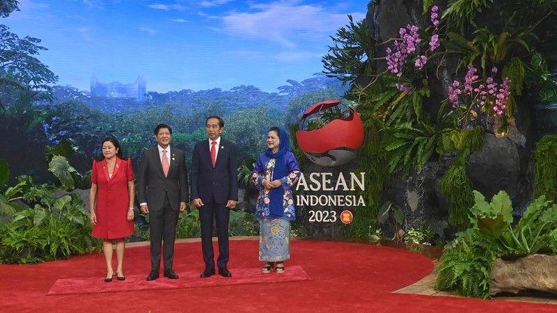 The President of Indonesia Joko Widodo and First Lady Iriana Joko Widodo welcome the arrival of the Prime Minister of Lao PDR Sonexay Siphandone and his wife Vandala Siphandone  at the 43rd ASEAN Summit venue, Jakarta Convention Center, Jakarta, Tuesday (5/9/2023). Media Center of The ASEAN Summit 2023/Aditya Pradana Putra/pras/mifta. *** Local Caption *** Presiden RI Joko Widodo bersama Ibu Negara Iriana Joko Widodo menyambut kedatangan Perdana Menteri Laos Sonexay Siphandone dan Istri Vandala Siphandone di lokasi pembukaan KTT ke-43 ASEAN di Jakarta Convention Center, Jakarta, Selasa (5/9/2023). Media Center KTT ASEAN 2023/Aditya Pradana Putra/pras.