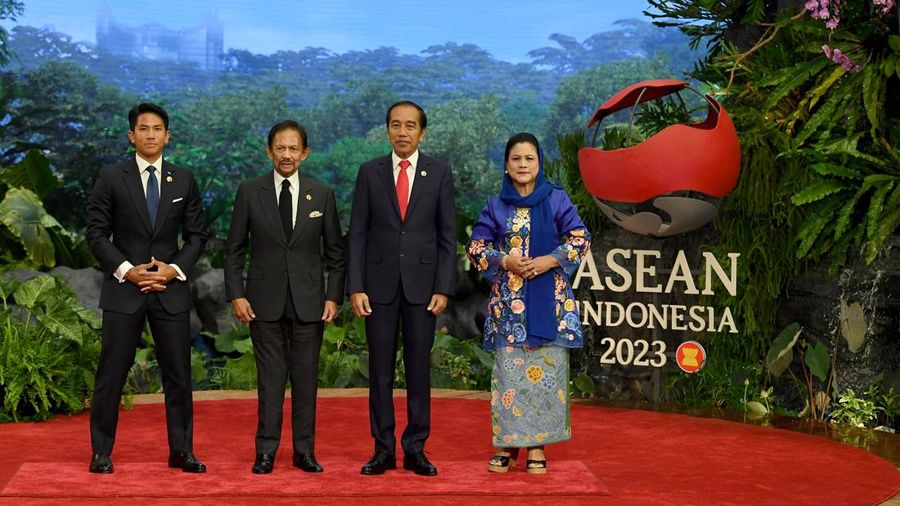 The President of Indonesia Joko Widodo and the First Lady Iriana Joko Widodo welcome Sultan of Brunei Darussalam Hassanal Bolkiah and his son Prince Abdul Mateen at the 43rd ASEAN Summit opening venue at Jakarta Convention Center, Jakarta, Tuesday (5/9/2023). Media Center of the ASEAN Summit 2023/Aditya Pradana Putra/pras/int *** Local Caption *** Presiden RI Joko Widodo bersama Ibu Negara Iriana Joko Widodo menyambut kedatangan Sultan Brunei Darussalam Hassanal Bolkiah dan putranya Pangeran Abdul Mateen di lokasi pembukaan KTT ke-43 ASEAN di Jakarta Convention Center, Jakarta, Selasa (5/9/2023). Media Center KTT ASEAN 2023/Aditya Pradana Putra/pras.