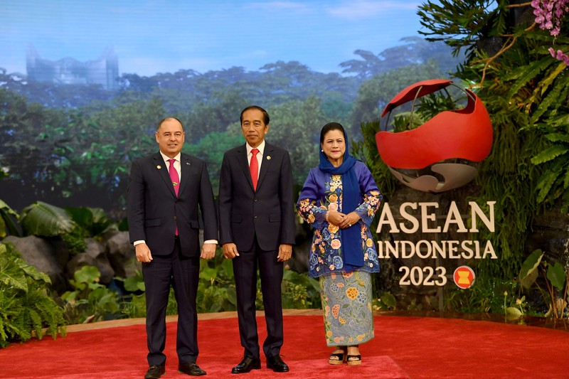 The President of Indonesia Joko Widodo and First Lady Iriana Joko Widodo welcome the arrival of the Prime Minister of Lao PDR Sonexay Siphandone and his wife Vandala Siphandone  at the 43rd ASEAN Summit venue, Jakarta Convention Center, Jakarta, Tuesday (5/9/2023). Media Center of The ASEAN Summit 2023/Aditya Pradana Putra/pras/mifta. *** Local Caption *** Presiden RI Joko Widodo bersama Ibu Negara Iriana Joko Widodo menyambut kedatangan Perdana Menteri Laos Sonexay Siphandone dan Istri Vandala Siphandone di lokasi pembukaan KTT ke-43 ASEAN di Jakarta Convention Center, Jakarta, Selasa (5/9/2023). Media Center KTT ASEAN 2023/Aditya Pradana Putra/pras.