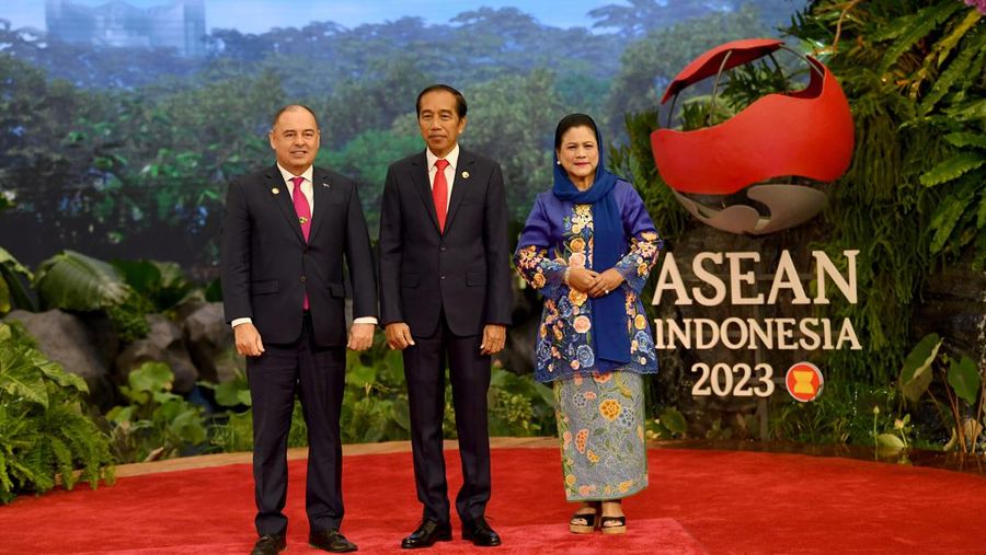 The President of Indonesia Joko Widodo and First Lady Iriana Joko Widodo welcome the arrival of the Prime Minister of Lao PDR Sonexay Siphandone and his wife Vandala Siphandone  at the 43rd ASEAN Summit venue, Jakarta Convention Center, Jakarta, Tuesday (5/9/2023). Media Center of The ASEAN Summit 2023/Aditya Pradana Putra/pras/mifta. *** Local Caption *** Presiden RI Joko Widodo bersama Ibu Negara Iriana Joko Widodo menyambut kedatangan Perdana Menteri Laos Sonexay Siphandone dan Istri Vandala Siphandone di lokasi pembukaan KTT ke-43 ASEAN di Jakarta Convention Center, Jakarta, Selasa (5/9/2023). Media Center KTT ASEAN 2023/Aditya Pradana Putra/pras.