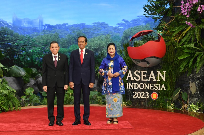 Opening of the 43rd ASEAN Summit The President of Indonesia Joko Widodo and First Lady Iriana Joko Widodo welcome the arrival of the Prime Minister of Lao PDR Sonexay Siphandone and his wife Vandala Siphandone at the 43rd ASEAN Summit venue, Jakarta Convention Center, Jakarta, Tuesday (5/9/2023). Media Center of The ASEAN Summit 2023/Aditya Pradana Putra/pras/mifta. *** Local Caption *** Presiden RI Joko Widodo bersama Ibu Negara Iriana Joko Widodo menyambut kedatangan Perdana Menteri Laos Sonexay Siphandone dan Istri Vandala Siphandone di lokasi pembukaan KTT ke-43 ASEAN di Jakarta Convention Center, Jakarta, Selasa (5/9/2023). Media Center KTT ASEAN 2023/Aditya Pradana Putra/pras.