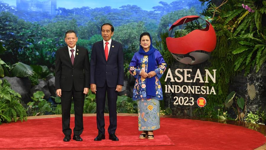 The President of Indonesia Joko Widodo and First Lady Iriana Joko Widodo welcome the arrival of the Prime Minister of Lao PDR Sonexay Siphandone and his wife Vandala Siphandone  at the 43rd ASEAN Summit venue, Jakarta Convention Center, Jakarta, Tuesday (5/9/2023). Media Center of The ASEAN Summit 2023/Aditya Pradana Putra/pras/mifta. *** Local Caption *** Presiden RI Joko Widodo bersama Ibu Negara Iriana Joko Widodo menyambut kedatangan Perdana Menteri Laos Sonexay Siphandone dan Istri Vandala Siphandone di lokasi pembukaan KTT ke-43 ASEAN di Jakarta Convention Center, Jakarta, Selasa (5/9/2023). Media Center KTT ASEAN 2023/Aditya Pradana Putra/pras.