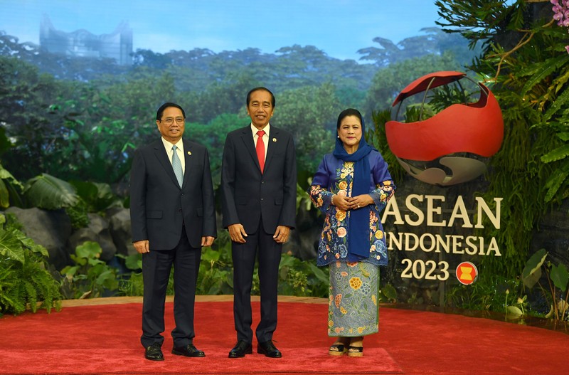 The President of Indonesia Joko Widodo and First Lady Iriana Joko Widodo welcome the arrival of the Prime Minister of Lao PDR Sonexay Siphandone and his wife Vandala Siphandone  at the 43rd ASEAN Summit venue, Jakarta Convention Center, Jakarta, Tuesday (5/9/2023). Media Center of The ASEAN Summit 2023/Aditya Pradana Putra/pras/mifta. *** Local Caption *** Presiden RI Joko Widodo bersama Ibu Negara Iriana Joko Widodo menyambut kedatangan Perdana Menteri Laos Sonexay Siphandone dan Istri Vandala Siphandone di lokasi pembukaan KTT ke-43 ASEAN di Jakarta Convention Center, Jakarta, Selasa (5/9/2023). Media Center KTT ASEAN 2023/Aditya Pradana Putra/pras.
