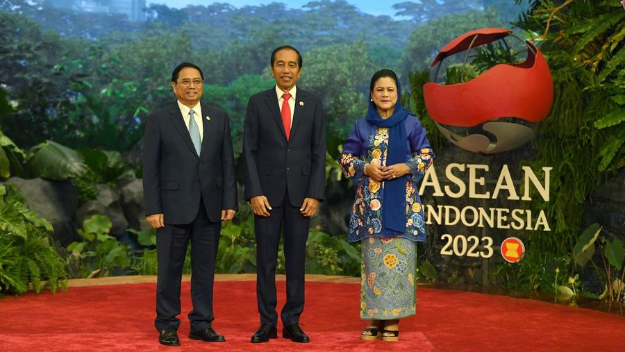 The President of Indonesia Joko Widodo and First Lady Iriana Joko Widodo welcome the arrival of the Prime Minister of Lao PDR Sonexay Siphandone and his wife Vandala Siphandone  at the 43rd ASEAN Summit venue, Jakarta Convention Center, Jakarta, Tuesday (5/9/2023). Media Center of The ASEAN Summit 2023/Aditya Pradana Putra/pras/mifta. *** Local Caption *** Presiden RI Joko Widodo bersama Ibu Negara Iriana Joko Widodo menyambut kedatangan Perdana Menteri Laos Sonexay Siphandone dan Istri Vandala Siphandone di lokasi pembukaan KTT ke-43 ASEAN di Jakarta Convention Center, Jakarta, Selasa (5/9/2023). Media Center KTT ASEAN 2023/Aditya Pradana Putra/pras.