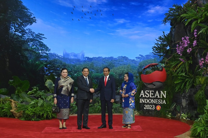The President of Indonesia Joko Widodo and First Lady Iriana Joko Widodo welcome the arrival of the Prime Minister of Lao PDR Sonexay Siphandone and his wife Vandala Siphandone  at the 43rd ASEAN Summit venue, Jakarta Convention Center, Jakarta, Tuesday (5/9/2023). Media Center of The ASEAN Summit 2023/Aditya Pradana Putra/pras/mifta. *** Local Caption *** Presiden RI Joko Widodo bersama Ibu Negara Iriana Joko Widodo menyambut kedatangan Perdana Menteri Laos Sonexay Siphandone dan Istri Vandala Siphandone di lokasi pembukaan KTT ke-43 ASEAN di Jakarta Convention Center, Jakarta, Selasa (5/9/2023). Media Center KTT ASEAN 2023/Aditya Pradana Putra/pras.