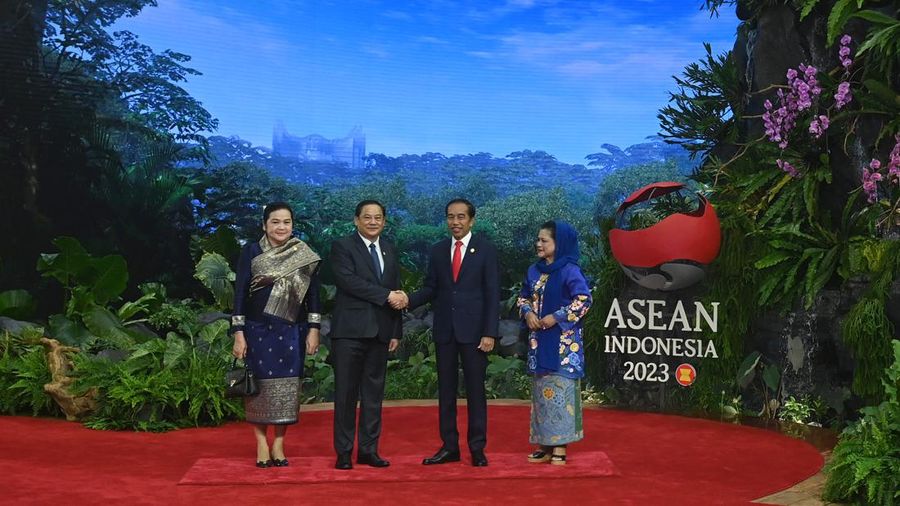 The President of Indonesia Joko Widodo and First Lady Iriana Joko Widodo welcome the arrival of the Prime Minister of Lao PDR Sonexay Siphandone and his wife Vandala Siphandone  at the 43rd ASEAN Summit venue, Jakarta Convention Center, Jakarta, Tuesday (5/9/2023). Media Center of The ASEAN Summit 2023/Aditya Pradana Putra/pras/mifta. *** Local Caption *** Presiden RI Joko Widodo bersama Ibu Negara Iriana Joko Widodo menyambut kedatangan Perdana Menteri Laos Sonexay Siphandone dan Istri Vandala Siphandone di lokasi pembukaan KTT ke-43 ASEAN di Jakarta Convention Center, Jakarta, Selasa (5/9/2023). Media Center KTT ASEAN 2023/Aditya Pradana Putra/pras.